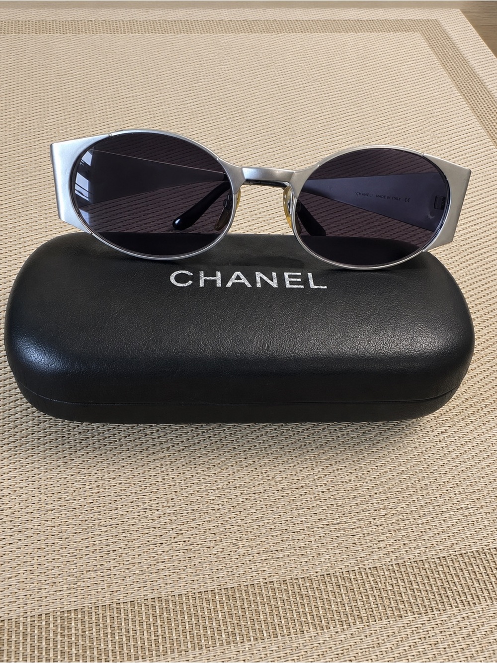 Unisex vintage Chanel metal plate flame oval sunglasses - Picture 3 of 11